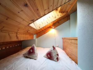 a bedroom with a large bed with a wooden ceiling at Appartement Briançon, 1 pièce, 4 personnes - FR-1-330C-116 in Briançon