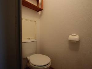 uma pequena casa de banho com um WC e um rolo de papel higiénico em Appartement Puy-Saint-Vincent, 2 pièces, 6 personnes - FR-1-330G-133 em Puy-Saint-Vincent