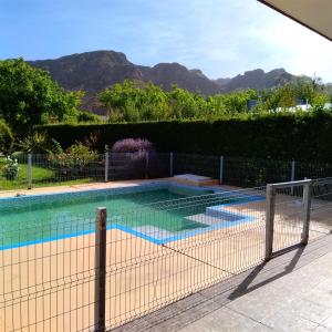 una piscina con una valla alrededor en El cerro en Valle Grande