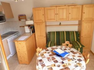 Kuchyň nebo kuchyňský kout v ubytování Charmant 2 pièces avec balcon, départ des randonnées, parking et ascenseur - FR-1-573-33