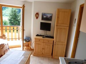 TV a/nebo společenská místnost v ubytování Charmant 2 pièces avec balcon, départ des randonnées, parking et ascenseur - FR-1-573-33