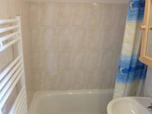 Koupelna v ubytování Charmant 2 pièces avec balcon, départ des randonnées, parking et ascenseur - FR-1-573-33 + 14 fotografií