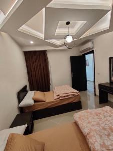 Cette chambre comprend 2 lits et un plafond. dans l'établissement Rivera Sharm Habiba Apartments, à Charm el-Cheikh