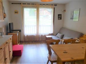 sala de estar con sofá y mesa en Studio Arêches-Beaufort, 2 pièces, 5 personnes - FR-1-342-247, en Beaufort