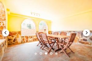 een eetkamer met een houten tafel en stoelen bij Preciosa casa en Sant Cebrià de Vallalta in Sant Cebrià de Vallalta