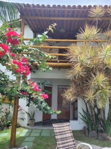 a house with a garden and flowers in front of it at REFUGiO MINEIRO HOTEL BOUTIQUE in Mamoan