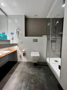 e bagno con doccia, servizi igienici e lavandino. di Holiday Inn Express - Madrid - Airport, an IHG Hotel a Madrid
