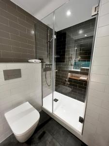 uma casa de banho com um chuveiro, um WC e um lavatório. em Holiday Inn Express - Madrid - Airport, an IHG Hotel em Madri