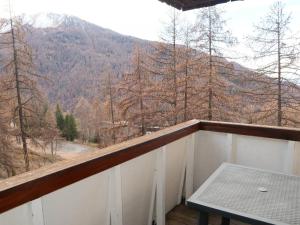 a balcony with a table and a view of a mountain at Appartement Les Orres, 1 pièce, 4 personnes - FR-1-322-470 in Les Orres