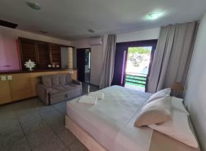 1 dormitorio grande con 1 cama grande y 1 sofá en Villa Francesco en Pipa