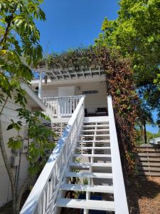 una escalera que conduce a una casa blanca en Walk To Siesta Beach, Restaurants, Shopping & More!, en Sarasota