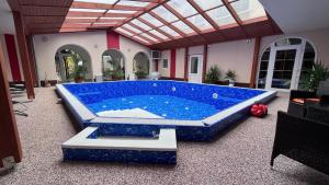 uma grande piscina azul numa casa em Parrag Panzió Mátraszentlászló em Mátraszentimre