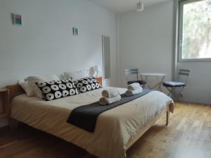 1 dormitorio con 1 cama grande y toallas. en A casa da Pena Vixia, en Ourense