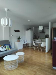 sala de estar con sofá, mesa y sillas en A casa da Pena Vixia, en Ourense