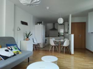 sala de estar con sofá, mesa y sillas en A casa da Pena Vixia, en Ourense