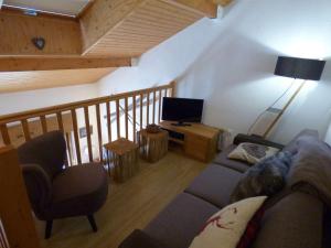 ein Wohnzimmer mit einem Sofa und einem Stuhl in der Unterkunft Appartement Le Grand-Bornand, 2 pièces, 4 personnes - FR-1-458-155 in Le Grand-Bornand