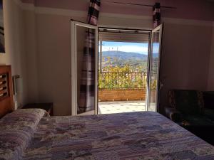 a bedroom with a bed and a door to a balcony at Villa Spa Los Villares in Jaén