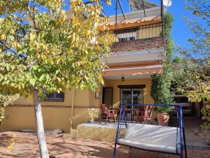 Casa con porche con mesa y sillas en Villa Spa Los Villares, en Jaén