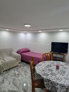 Televízia a/alebo spoločenská miestnosť v ubytovaní Casa gioia