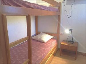 a bedroom with two bunk beds and a lamp at Appartement Risoul, 2 pièces, 5 personnes - FR-1-330-533 in Risoul