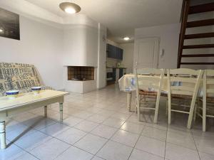 een woonkamer met een tafel en stoelen en een keuken bij Appartement Saint-Martin-de-Ré, 3 pièces, 4 personnes - FR-1-246C-21 in Saint-Martin-de-Ré