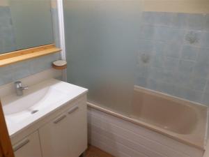 y baño con bañera, lavamanos y ducha. en Studio Arêches-Beaufort, 2 pièces, 5 personnes - FR-1-342-247, en Beaufort
