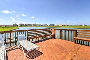 una terraza con 2 bancos y 2 sillas. en Waterfront Corpus Christi Townhome with Pool and Dock!, en Corpus Christi