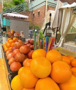 une exposition d’oranges et d’autres fruits sur une table dans l'établissement Apartment Botanikuri 15, à Tbilissi