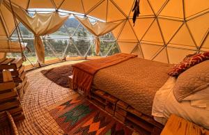 una camera con letto in una cupola geodetica di Alma de Campo Glamping - Laguna de Suesca a Suesca