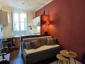 ein Wohnzimmer mit einem Sofa und einem Tisch in der Unterkunft Appartement Cauterets, 2 pièces, 4 personnes - FR-1-234-271 in Cauterets