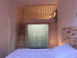 Schlafzimmer mit einem Bett und einem Fenster mit Jalousien in der Unterkunft Appartement Cauterets, 2 pièces, 4 personnes - FR-1-234-271 in Cauterets
