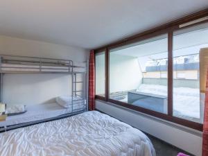 een slaapkamer met 2 stapelbedden en een raam bij Appartement La Mongie, 2 pièces, 6 personnes - FR-1-404-335 in Bagnères-de-Bigorre