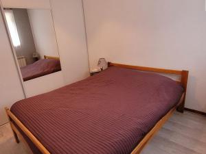 een kleine slaapkamer met een bed met een rode deken bij Appartement Le Biot, 2 pièces, 6 personnes - FR-1-573-56 in Le Biot