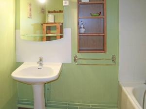 a bathroom with a sink and a mirror at Appartement Les Orres, 1 pièce, 4 personnes - FR-1-322-470 in Les Orres