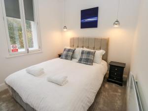 1 dormitorio con 1 cama blanca grande y 2 almohadas en The Penthouse, en York