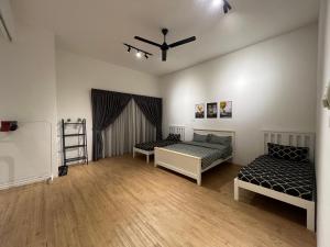 Katil atau katil-katil dalam bilik di Sungai Abong, Muar 10~15pax 2 Storey Semi-D House
