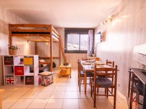 a dining room with a table and a bunk bed at Studio 4 pers proche pistes à Saint-Lary - FR-1-296-370 in Saint-Lary-Soulan