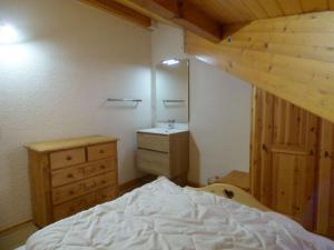 ein Schlafzimmer mit einem Bett und einem Waschbecken darin in der Unterkunft Appartement Le Grand-Bornand, 2 pièces, 4 personnes - FR-1-458-155 in Le Grand-Bornand