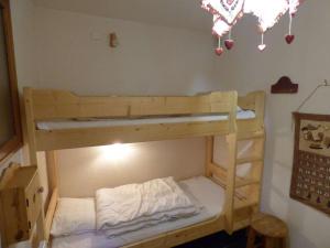 ein Etagenbett aus Holz in einer Ecke eines Zimmers in der Unterkunft Appartement Le Grand-Bornand, 2 pièces, 4 personnes - FR-1-458-155 in Le Grand-Bornand