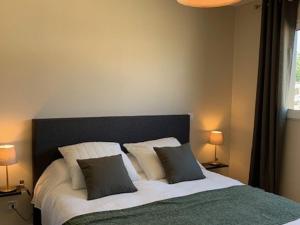 a bedroom with a large bed with two pillows at Maison 3* à Trébeurden: jardin clos, 2 chambres, proche plage et sentiers - FR-1-542-46 in Trébeurden +8 photos