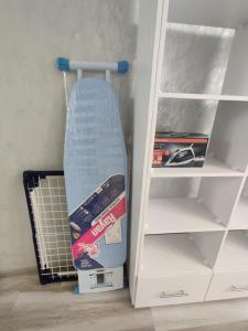 a snowboard on a rack next to a book shelf at Rika apartments in Chernivtsi