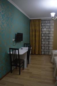 TV a/nebo společenská místnost v ubytování Renaissance Hotel Tbilisi