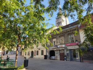 ulica w mieście z budynkiem z wieżą w obiekcie Room Marija w Zagrzebiu