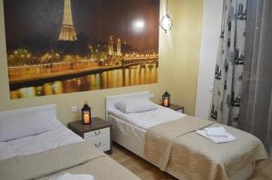 Postel nebo postele na pokoji v ubytování Renaissance Hotel Tbilisi