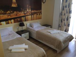 Postel nebo postele na pokoji v ubytování Renaissance Hotel Tbilisi