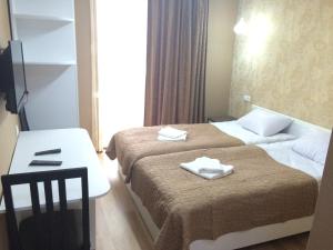 Postel nebo postele na pokoji v ubytování Renaissance Hotel Tbilisi