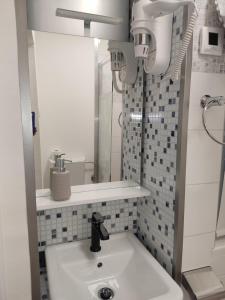 - białą umywalkę w łazience z prysznicem w obiekcie Room Marija w Zagrzebiu