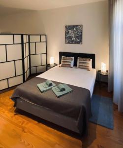 - une chambre avec un grand lit et 2 serviettes dans l'établissement Studio Clérigos B Centro do Porto, à Porto