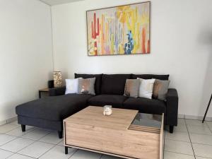 Posezení v ubytování Zabana Lodge, dans un jardin tropical avec piscine