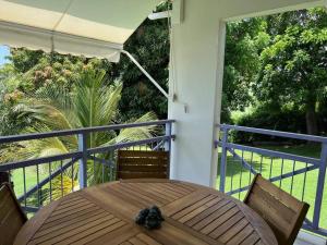 Balkón nebo terasa v ubytování Zabana Lodge, dans un jardin tropical avec piscine